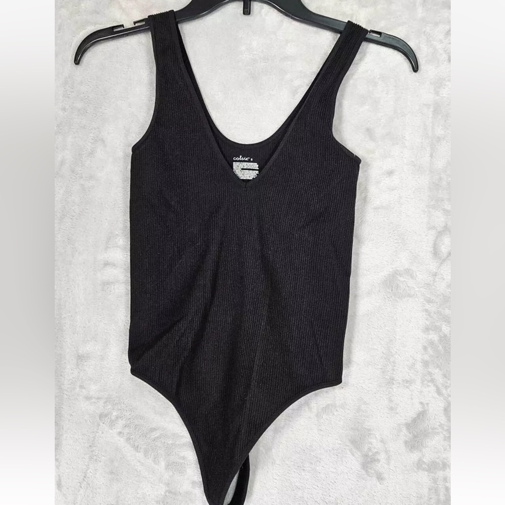 New Ladies Colsie Black Seamless Ripped V-neck Style Bodysuit (Size XS)